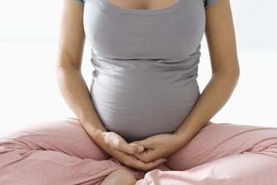 femme enceinte assise