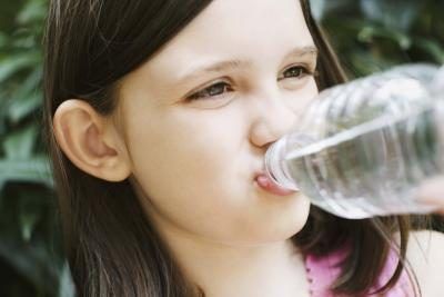 Quelqu'un qui ingère une grande partie de l'eau fluorée peut être à risque de développer des problèmes de thyroïde, ainsi l'expérience de la carie dentaire.