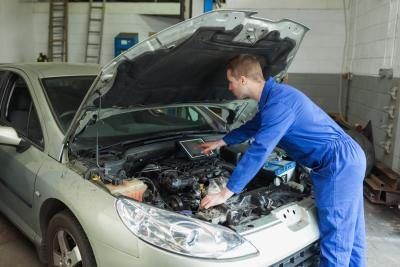 Un technicien de lubrification doit être un expert du moteur.