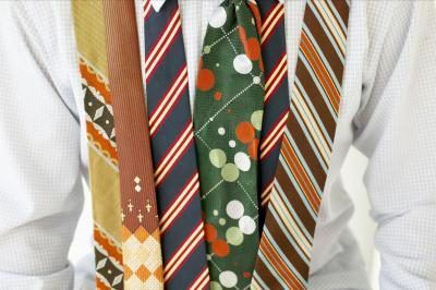 Il existe une variété de largeurs de cravate.