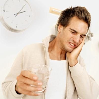 Sharp douleur ou sensibilité aux boissons froides pourraient être causés par la récession gingivale ou une cavité