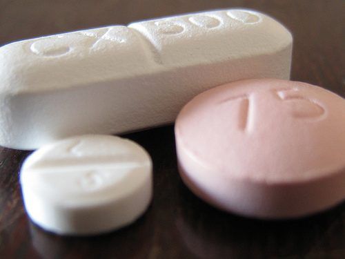 Trois pilules montrant leur National Drug Code.