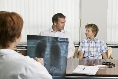 Docteur regardant radiographie thoracique