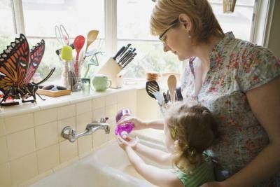 Mère aidant sa fille se laver les mains