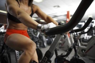 Vélo stationnaire fournit une séance d'entraînement pour vos jambes.