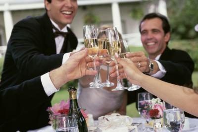La mariée et le marié porter des toasts à la Table de l'ONU Avec Les Membres de la fête de mariage.