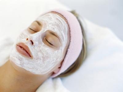 Femme avec un traitement de masque de beauté sur la peau