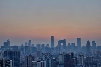 Smoggy quartier central des affaires de Pékin, en Chine