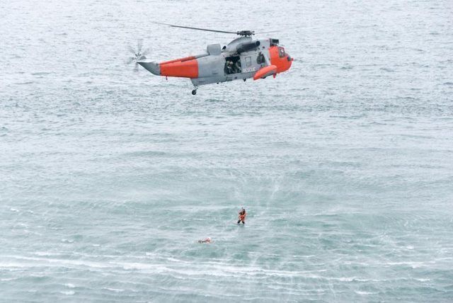 Un hélicoptère de la Garde côtière américaine d'effectuer une opération de sauvetage de l'eau.