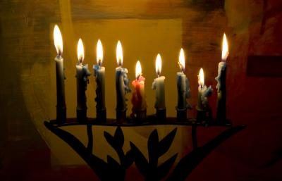 A Hanukkah menorah détient des bougies allumées.