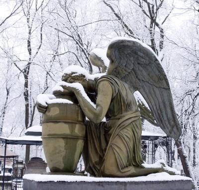Une statue d'un ange pleurant en hiver.