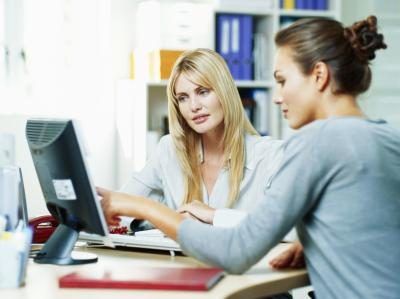 Deux femmes regardant un écran d'ordinateur.