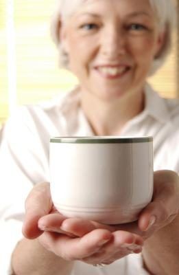 Femme plus âgée avec une tasse de thé
