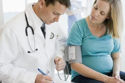 médecin lecture femme enceinte's blood pressure