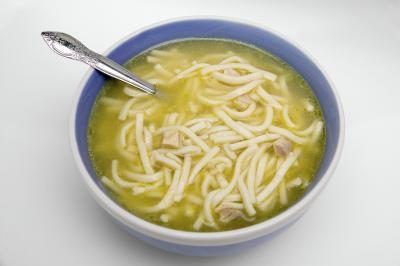 Un bol de soupe au poulet simple.