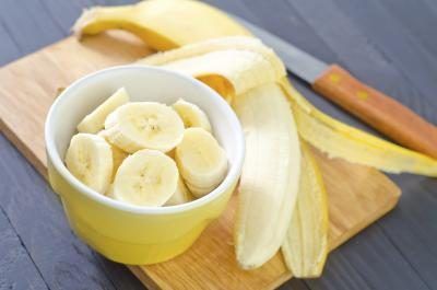 Des tranches de banane dans un bol