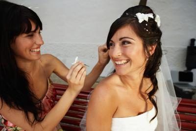 Une maîtresse de cérémonie d'une rencontre une fleur Dans mariée non's hair.