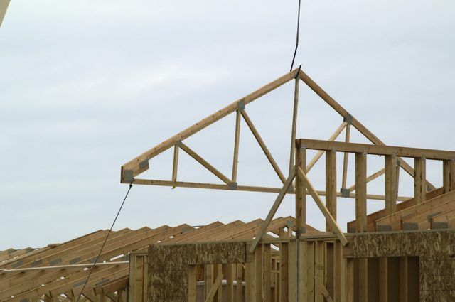 Fermes ready-made de simplifier la construction d'un toit à deux versants.