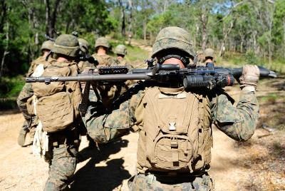 Équipe de Marine Corp participer à des exercices de tir réel sur la base