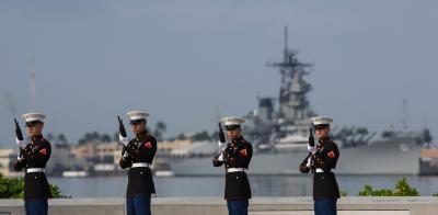 US Marine Corps détail de feu et le USS Missouri dans Pearl Harbor, HI