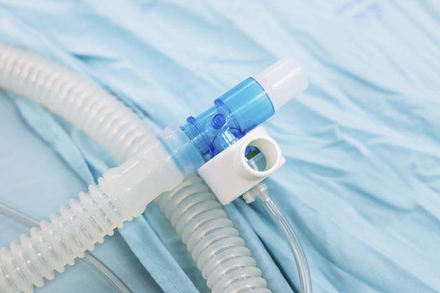 Un tube d'intubation.