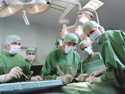 L'équipe médicale dans la salle d'opération.