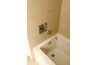 Calfeutrage est une partie importante de l'entretien de salle de bains.