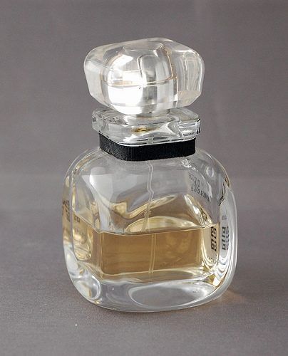Dans le parfum ou parfum, les huiles de parfum sont les moins diffusées.