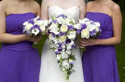 Mariée et demoiselles d'honneur avec des fleurs.