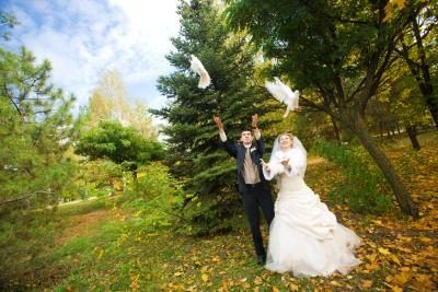 Mariée et le marié libérant des colombes DANS L'air