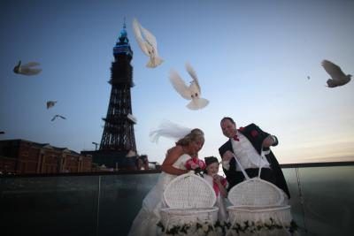 Colombes de libération Jeunes mariés Ë Blackpool, en Angleterre