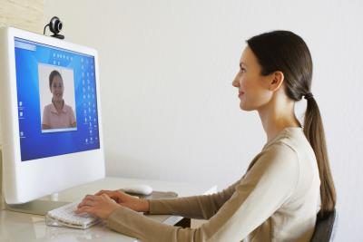 Femme utilise webcam Skype
