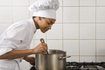 La plupart des directeurs de restauration ont pris des cours dans les services alimentaires et de l'hospitalité.
