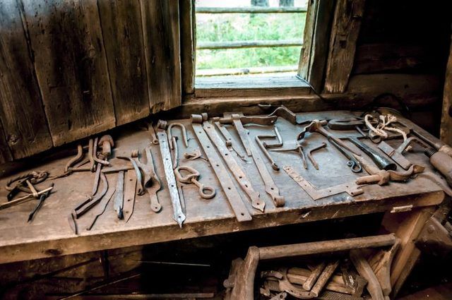 Divers outils à l'intérieur d'un forgeron's forge