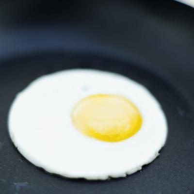 Un frites d'œufs dans une casserole.