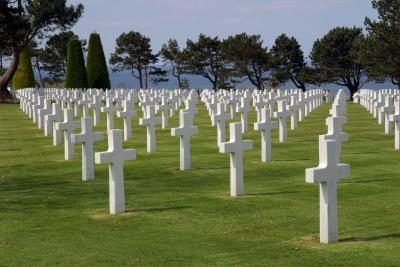 Les croix blanches d'un cimetière militaire.