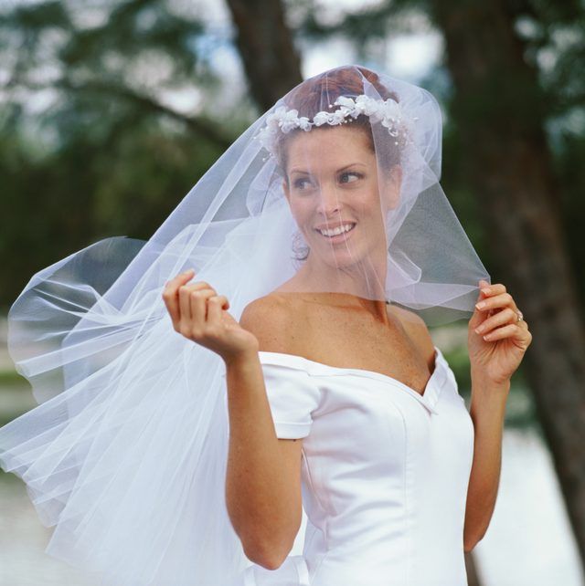 Une partie du voile est drapée sur la mariée's face during the wedding ceremony.