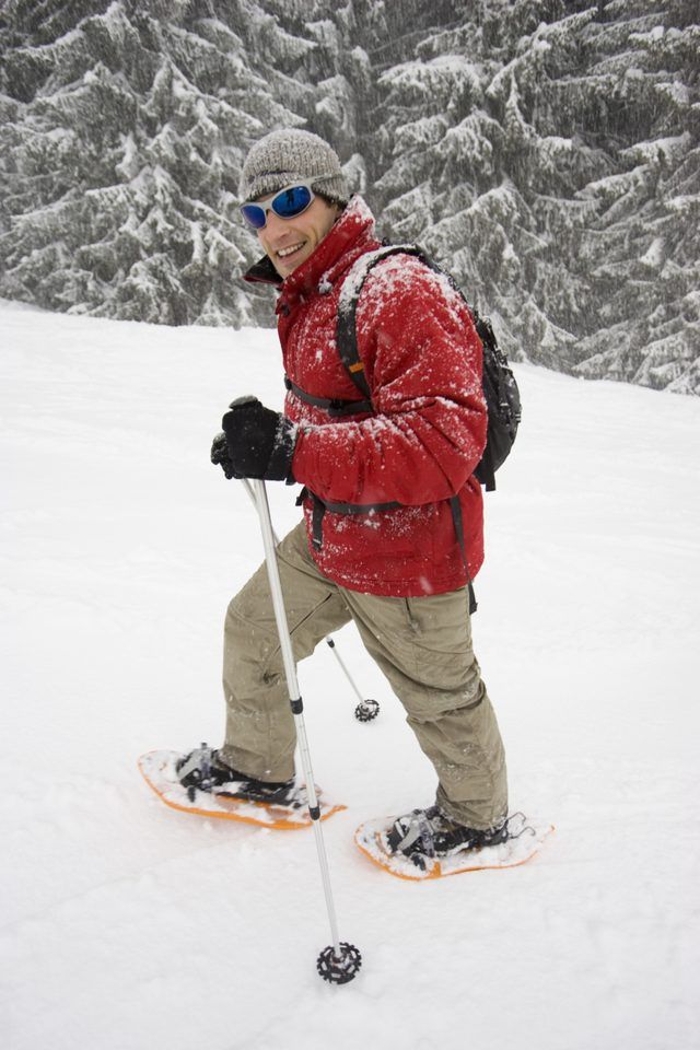 Un homme prend une randonnée sur un jour de neige en hiver.
