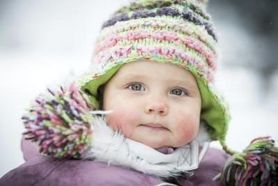 Si il est automne ou en hiver, cependant, les bébés ne doivent continuer à porter des chapeaux à l'extérieur.