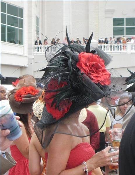 Un des nombreux chapeaux extravagants à la parade