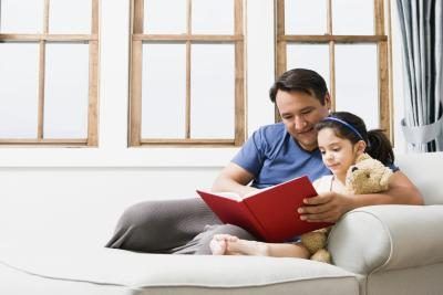 Père et fille lecture livre