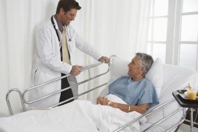 Quand les gens meurent assez rapidement après la chute, ou après une intervention chirurgicale, il est souvent due à des complications, telles que l'infection ou la pneumonie.