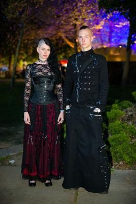 Goth couple lors d'un festival